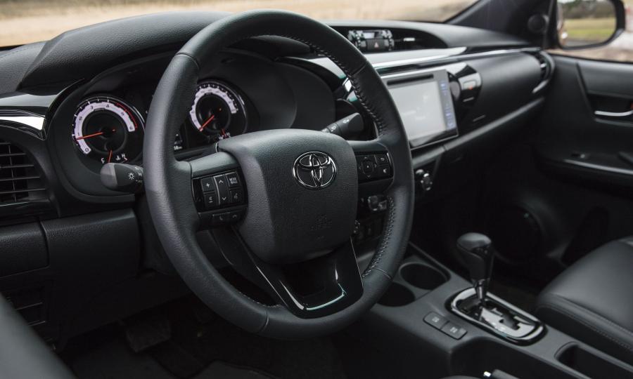 Панель приборов Toyota Hilux 4x4 Special Edition Double Cab 2018 года  (фото 11 из 26)